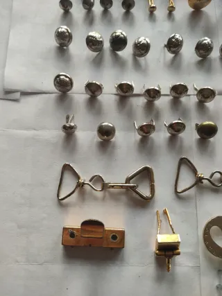 Patas metálicas y accesorios para bolsos,maletas .