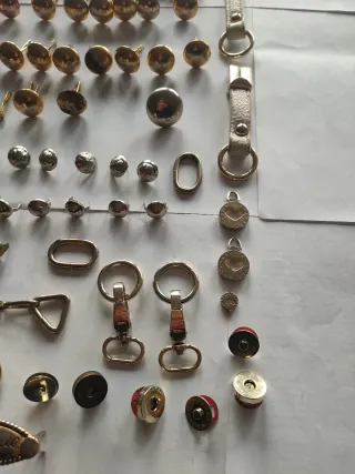 Patas metálicas y accesorios para bolsos,maletas .