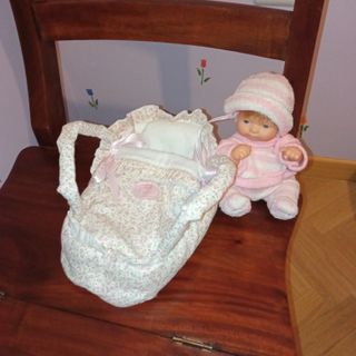 Bebé pequeño en cestito de tela NUEVO