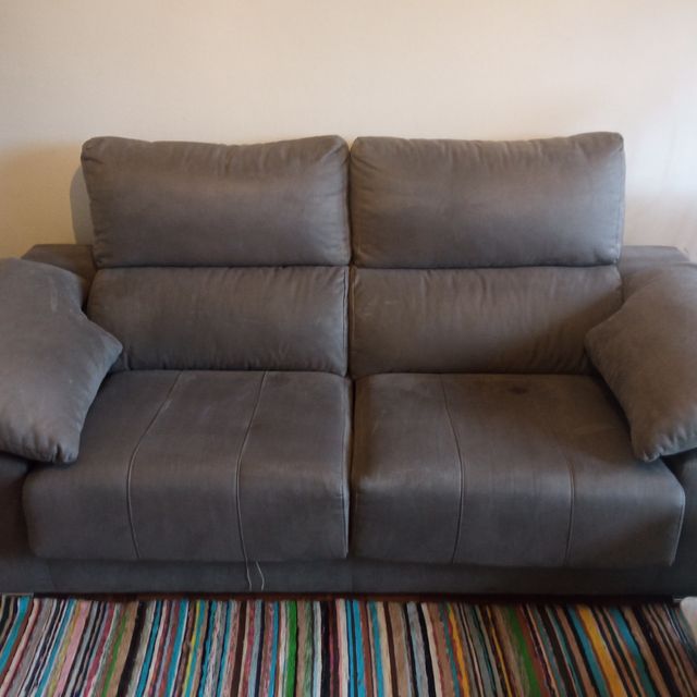 Sofá de tres plazas, color gris