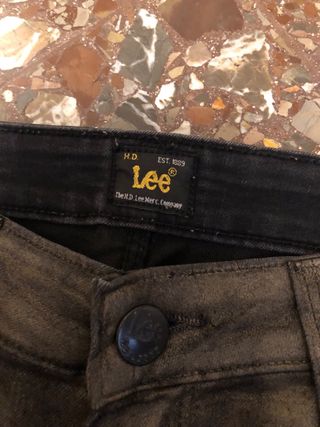 Pantalón metalizado Lee