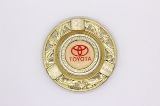 Pequeño cenicero de metal con logo de Toyota