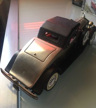 Maqueta coche antiguo, con radio.