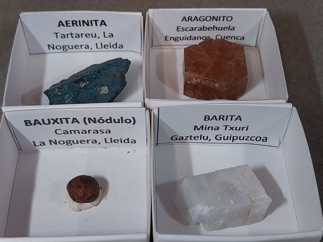 Lotto di 24 minerali in scatole da 4 x 4