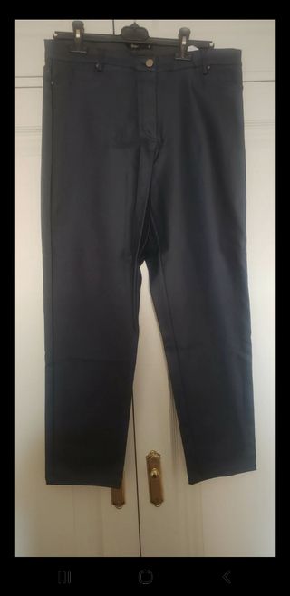 Pantalón negro efecto cuero talla 46
