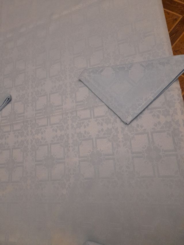 Nuova tovaglia con 12 tovaglioli abbinati.