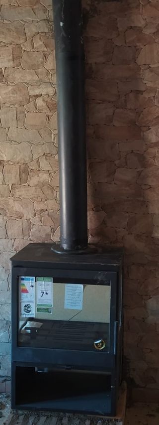 Estufa de leña y  todos los accesorios instalacón