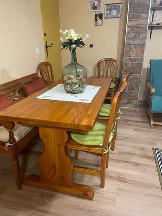 Mesa maciza de pino y 4 sillas