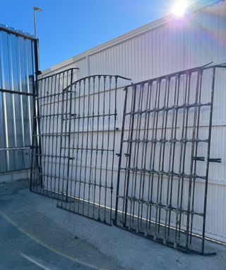 Gran reja hecha a fragua y adornos en plomo.