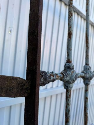 Gran reja hecha a fragua y adornos en plomo.