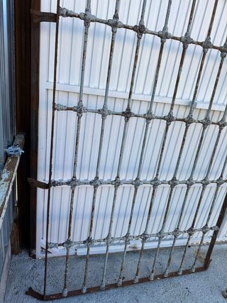 Gran reja hecha a fragua y adornos en plomo.