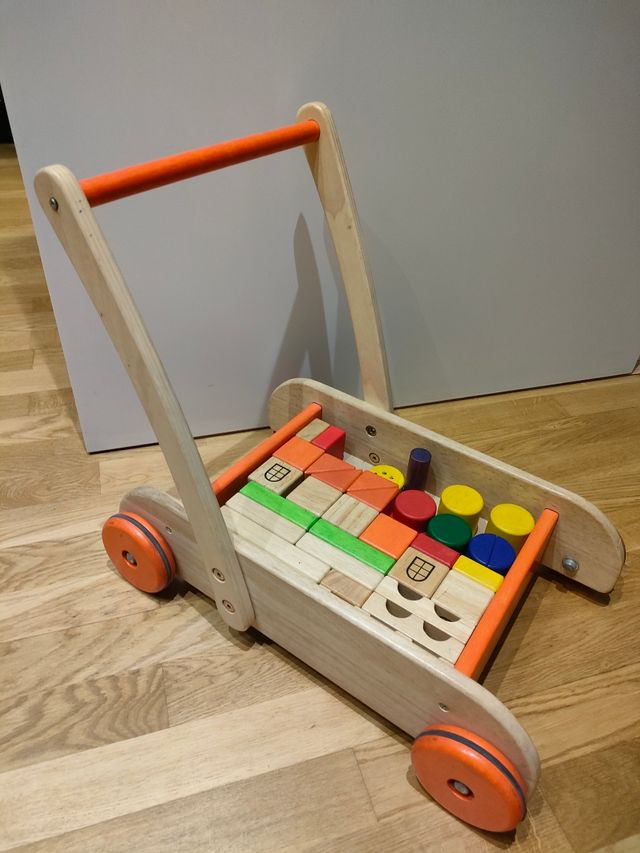 Carrito andador madera con ruedas.