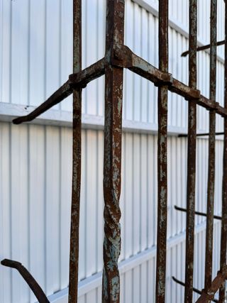Elegante reja de medio punto hecha a fragua.