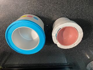 heladera con cuencos y copas