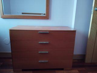 Muebles dormitorio: espejo, cómoda, mesillas.