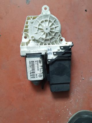 MOTOR ELEVALUNAS DEL IZQ