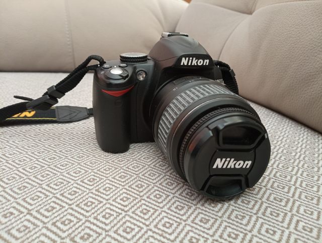 nikon D3000 con dos objetivos y complementos