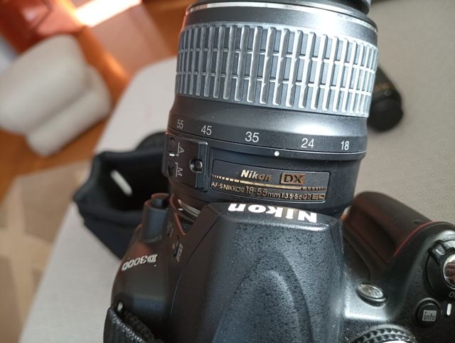 nikon D3000 con dos objetivos y complementos