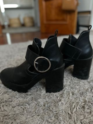 Botines negros suela track