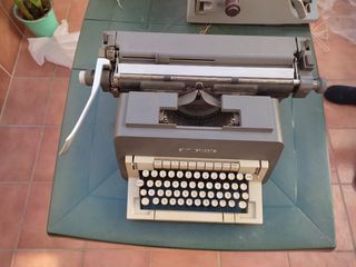 Maquina de escribir olivetti línea 98