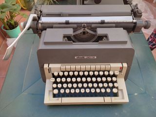 Maquina de escribir olivetti línea 98
