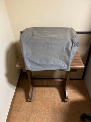 Maquina de escribir Olivetti con funda y mesa