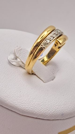 Anillo Oro de 18K con Pequeños Diamantes