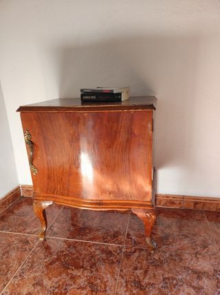 Pequeño aparador en madera de caoba