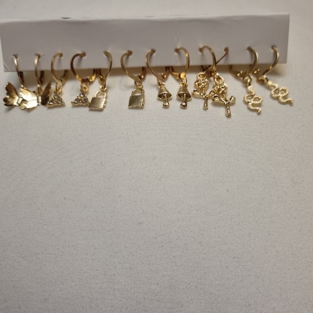 Lote 6 pares de pendientes color oro todo 5e.