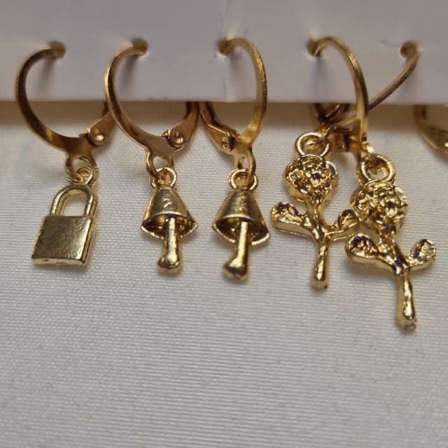 Lote 6 pares de pendientes color oro todo 5e.