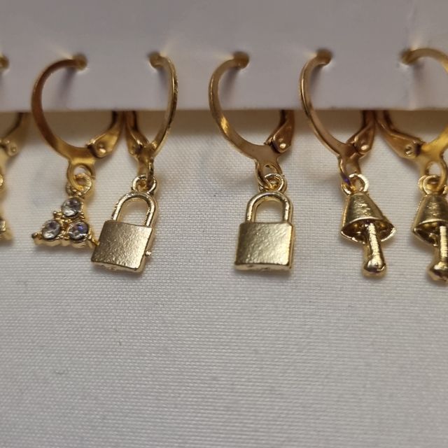 Lote 6 pares de pendientes color oro todo 5e.