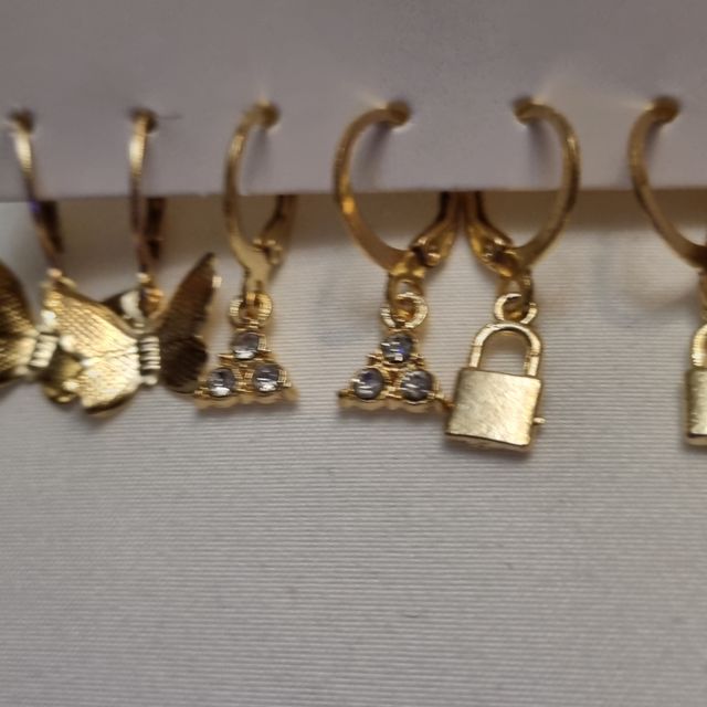 Lote 6 pares de pendientes color oro todo 5e.