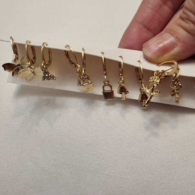 Lote 6 pares de pendientes color oro todo 5e.