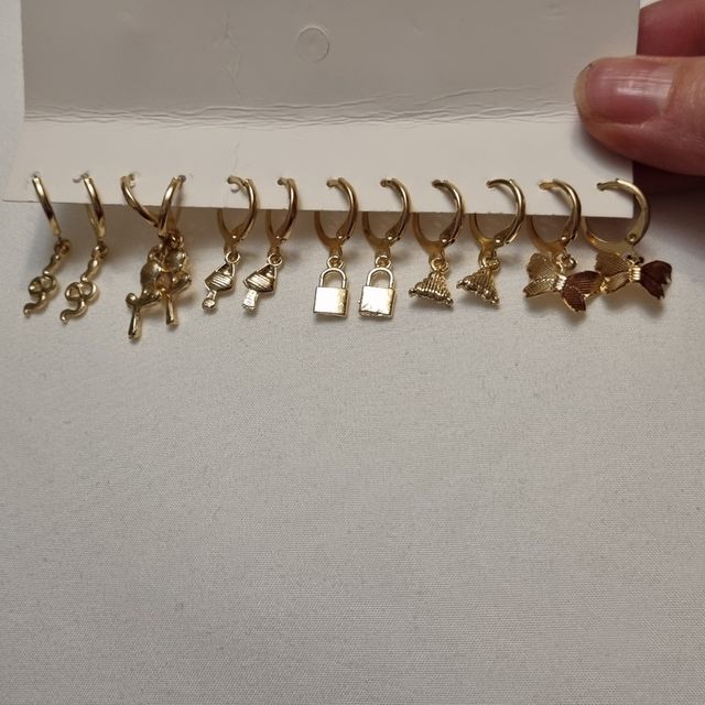 Lote 6 pares de pendientes color oro todo 5e.