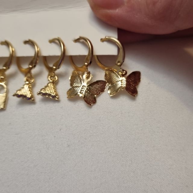 Lote 6 pares de pendientes color oro todo 5e.