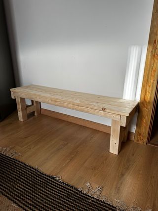 banco madera pino con zocalo