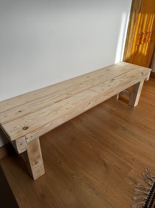 banco madera pino con zocalo