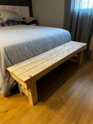 banco madera pino con zocalo