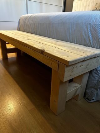 banco madera pino con zocalo