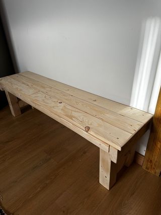 banco madera pino con zocalo