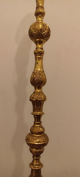 Pie de lámpara de bronce.