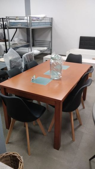 Disponible mesa mas seis sillas negras nordicas 