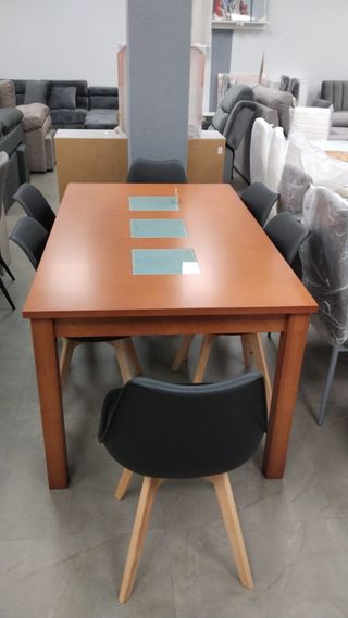 Disponible mesa mas seis sillas negras nordicas 