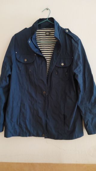 Bonita chaqueta azul con varios bolsillo