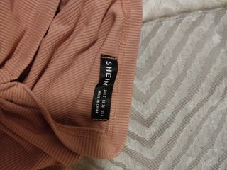 5 Tops y un vestido 3 pantalones y 1 falda