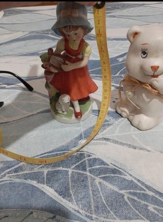 Statuina bambina e orsi