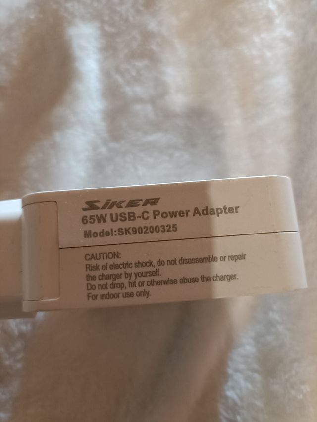 Cargador para teléfonos y computadoras.