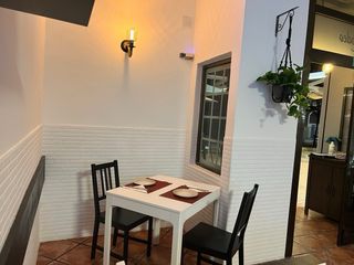 Sedie e tavoli in legno in vendita