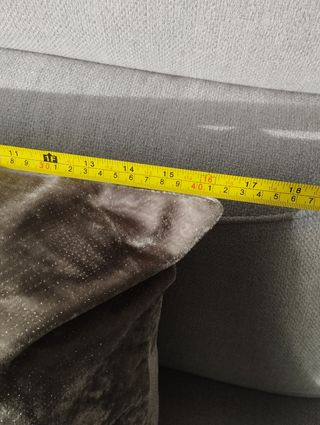 Cojín gris de terciopelo con brillantes