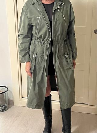 gabardina en color verde caqui 